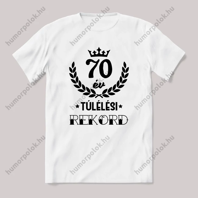 70 év, túlélési rekord. Fehér feliratos vicces szülinapos póló.
