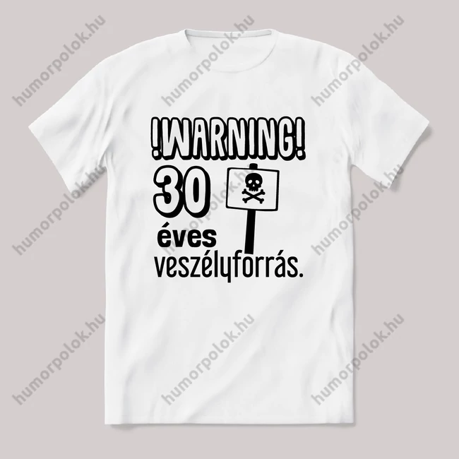 Warning 30 éves veszélyforrás. Fehér feliratos vicces szülinapos póló.