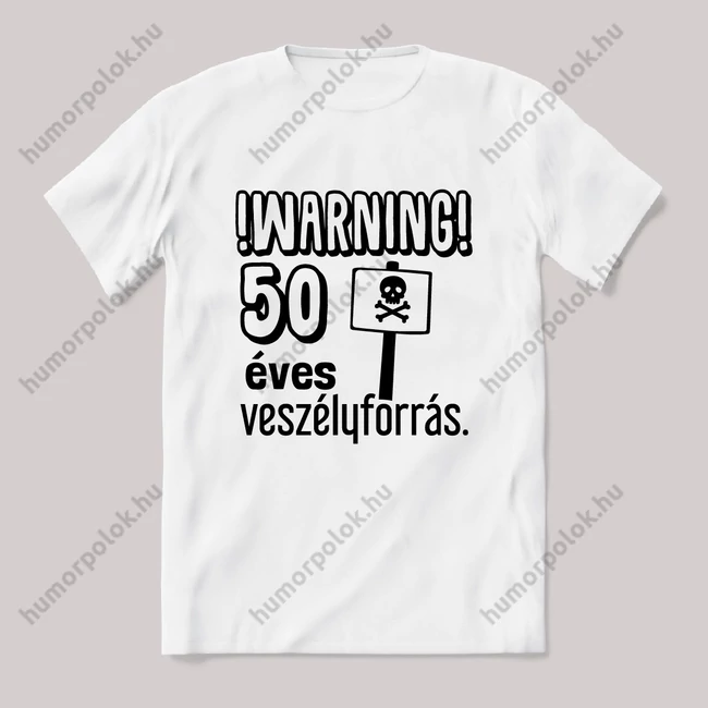 Warning 50 éves veszélyforrás. Fehér feliratos vicces szülinapos póló.