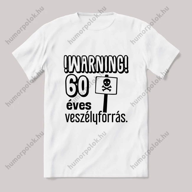 Warning 60 éves veszélyforrás. Fehér feliratos vicces szülinapos póló.