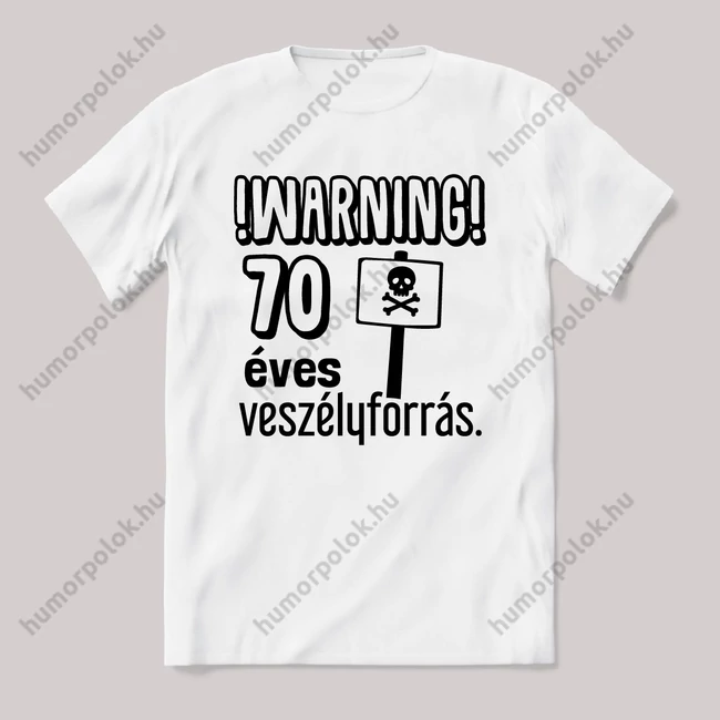 Warning 70 éves veszélyforrás. Fehér feliratos vicces szülinapos póló.