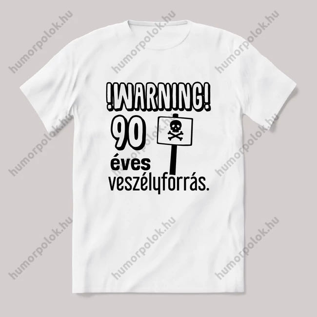 Warning 90 éves veszélyforrás. Fehér feliratos vicces szülinapos póló.