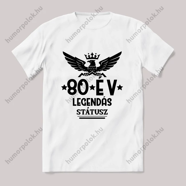 80 év, legendás státusz. Fehér feliratos vicces szülinapos póló.