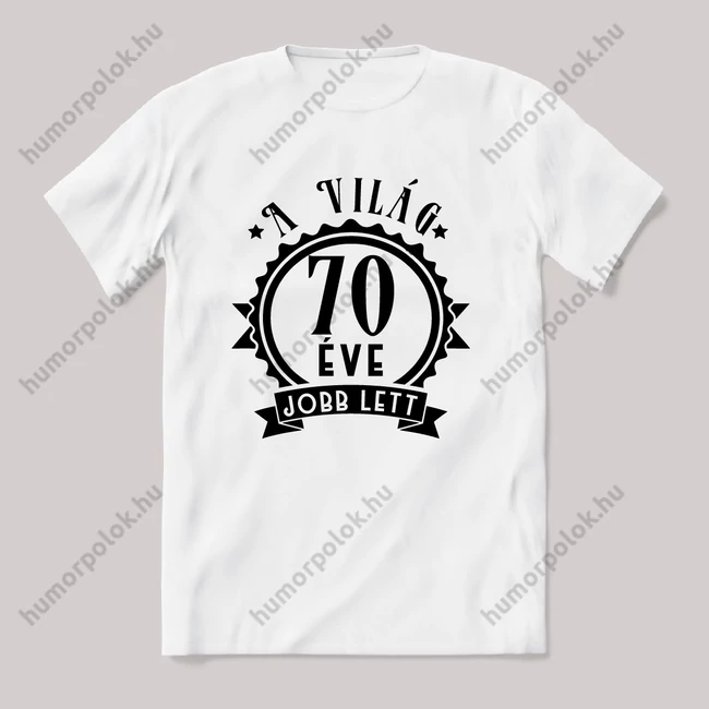 70 éve a világ jobb lett. Fehér feliratos vicces szülinapos póló.