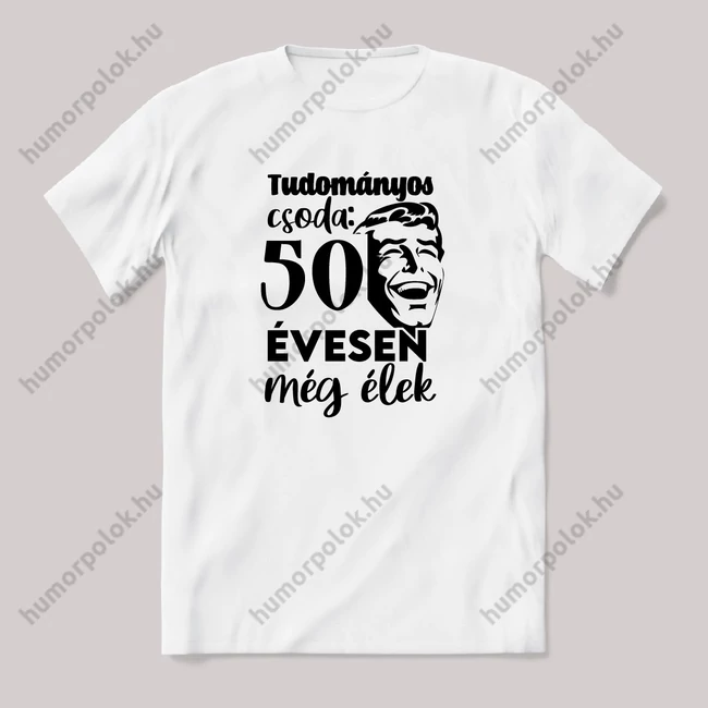 Tudományos csoda, hogy 50 évesen még élek. Fehér feliratos vicces szülinapos póló.