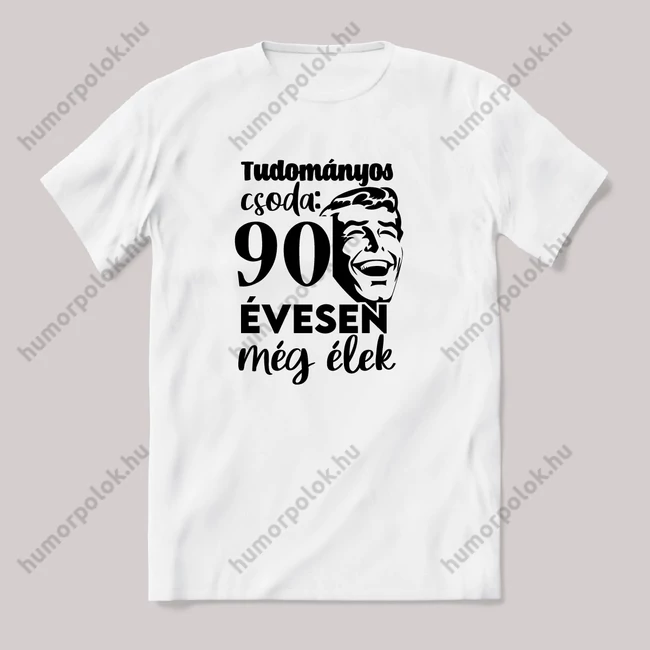 Tudományos csoda, hogy 90 évesen még élek. Fehér feliratos vicces szülinapos póló.