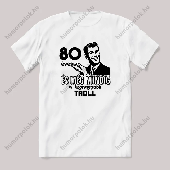 80 éves és még mindig troll. Fehér feliratos vicces szülinapos póló.