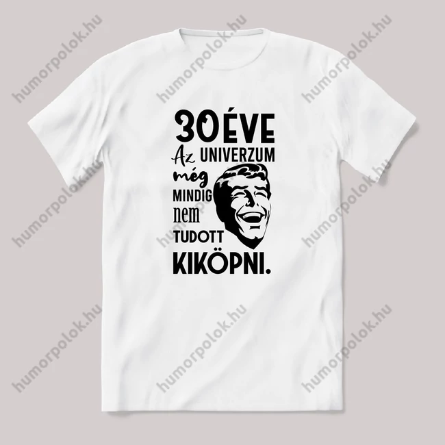 30 éve az univerzum még mindig nem tudott kiköpni. Fehér feliratos vicces szülinapos póló.