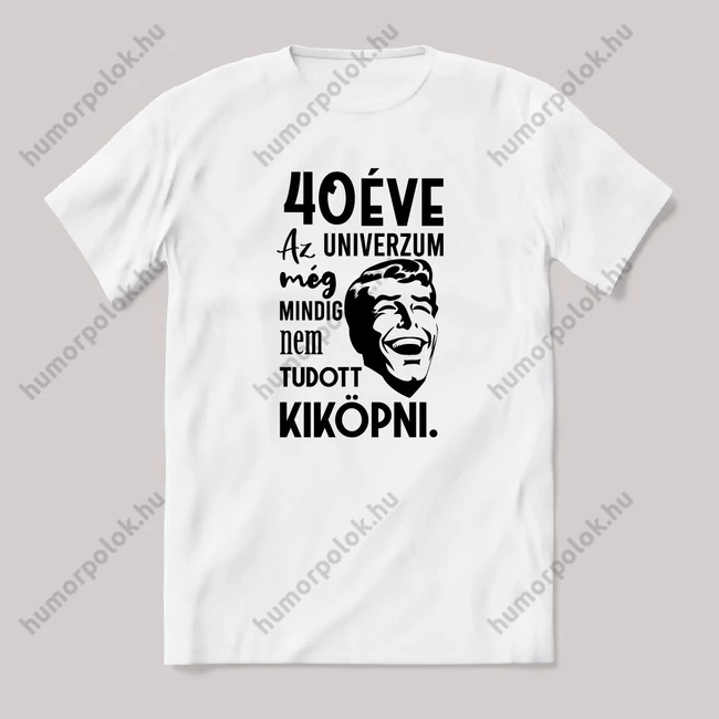 40 éve az univerzum még mindig nem tudott kiköpni. Fehér feliratos vicces szülinapos póló.
