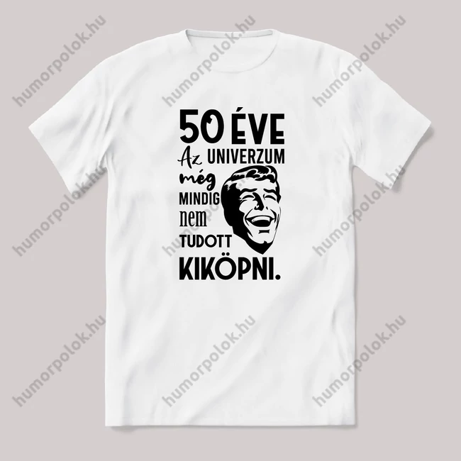 50 éve az univerzum még mindig nem tudott kiköpni. Fehér feliratos vicces szülinapos póló.