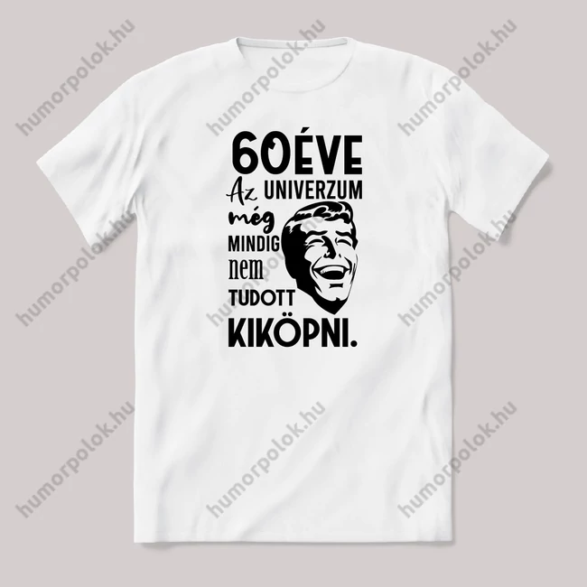 60 éve az univerzum még mindig nem tudott kiköpni. Fehér feliratos vicces szülinapos póló.