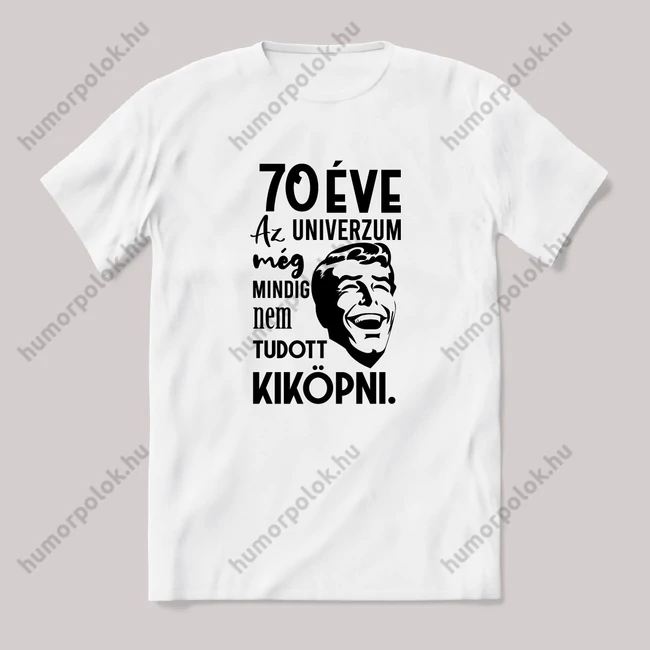 70 éve az univerzum még mindig nem tudott kiköpni. Fehér feliratos vicces szülinapos póló.