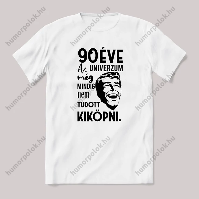 90 éve az univerzum még mindig nem tudott kiköpni. Fehér feliratos vicces szülinapos póló.