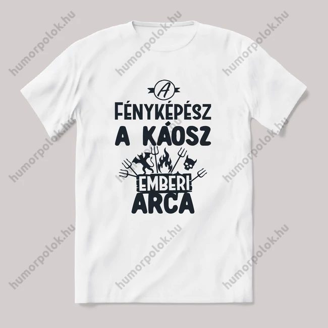 Fényképész, a káosz emberi arca. Fehér feliratos vicces szakmás póló.