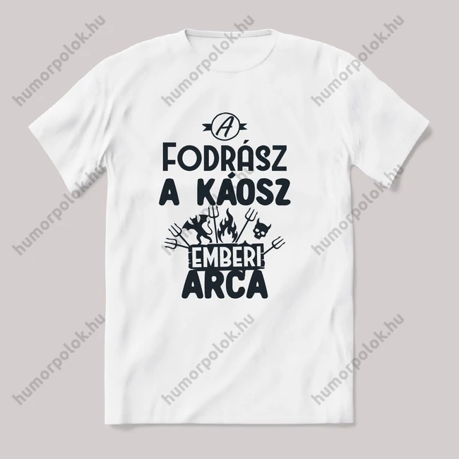 Fodrász, a káosz emberi arca. Fehér feliratos vicces szakmás póló.