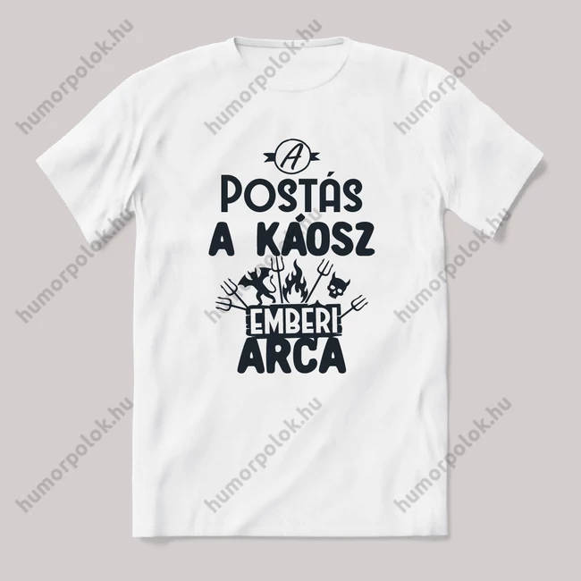 Postás, a káosz emberi arca. Fehér feliratos vicces szakmás póló.