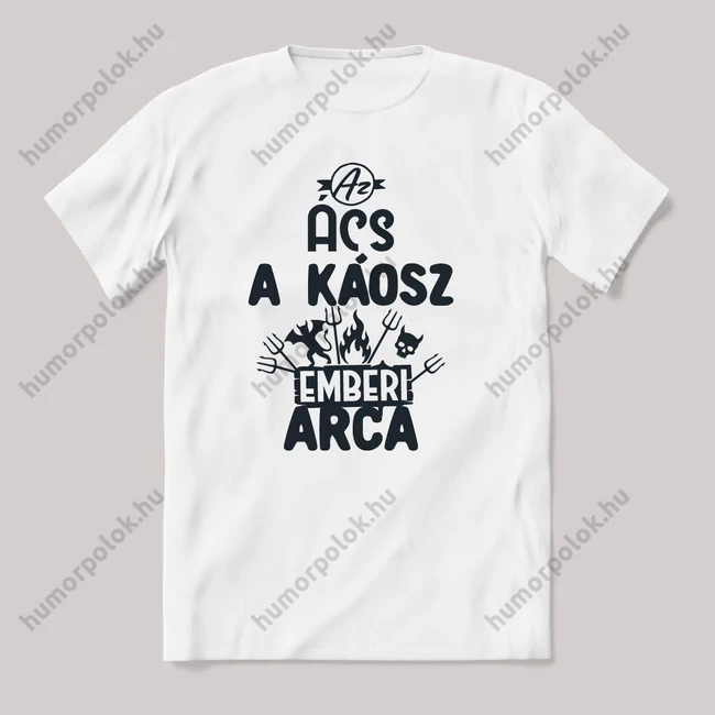Ács, a káosz emberi arca. Fehér feliratos vicces szakmás póló.