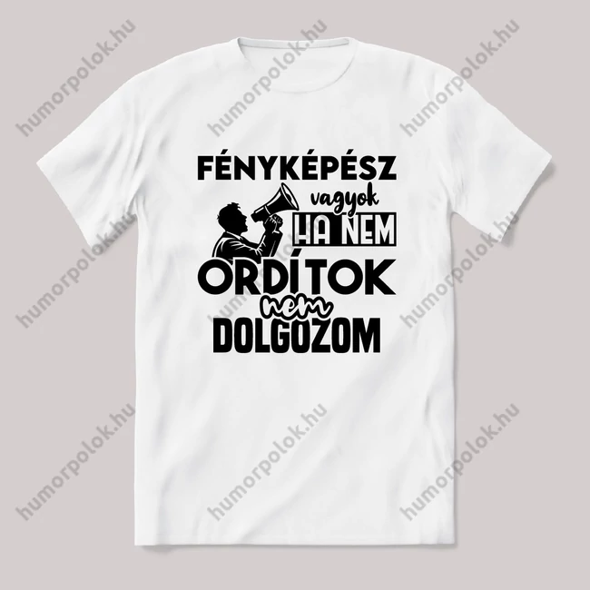 Fényképész vagyok, ha nem ordítok nem dolgozok. Fehér feliratos vicces szakmás póló.