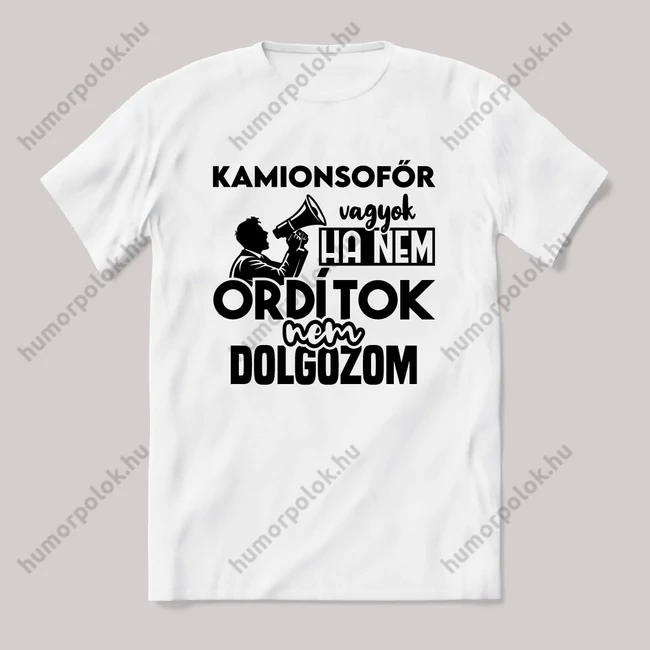 Kamionsofőr vagyok, ha nem ordítok nem dolgozok. Fehér feliratos vicces szakmás póló.