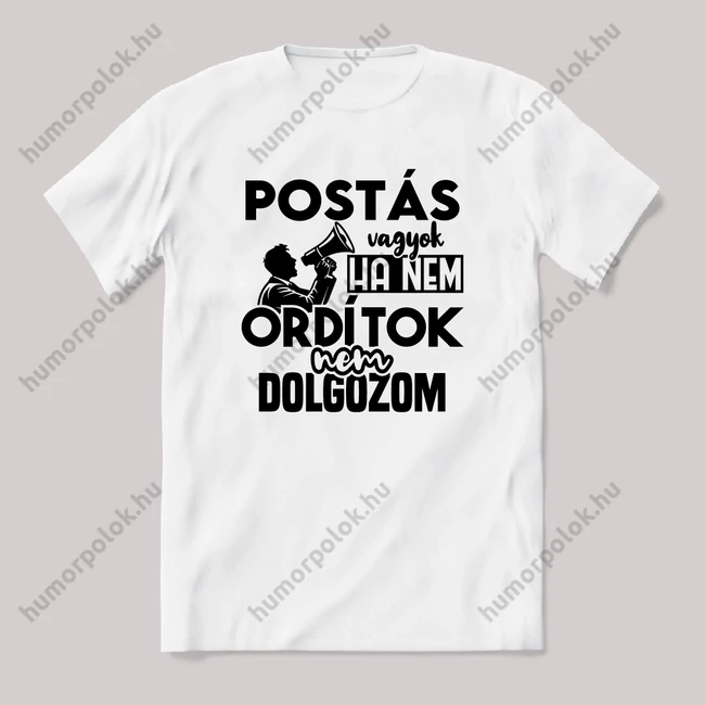 Postás vagyok, ha nem ordítok nem dolgozok. Fehér feliratos vicces szakmás póló.
