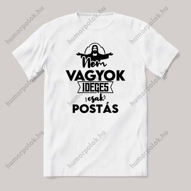 Nem vagyok ideges csak Postás. Fehér feliratos vicces szakmás póló.