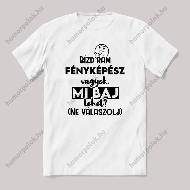 Bízd rám Fényképész vagyok, mi baj lehet? Fehér feliratos vicces szakmás póló.