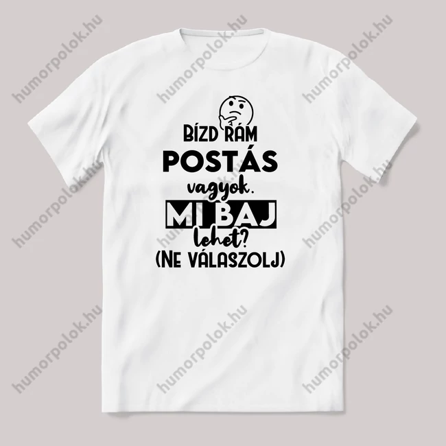 Bízd rám Postás vagyok, mi baj lehet? Fehér feliratos vicces szakmás póló.