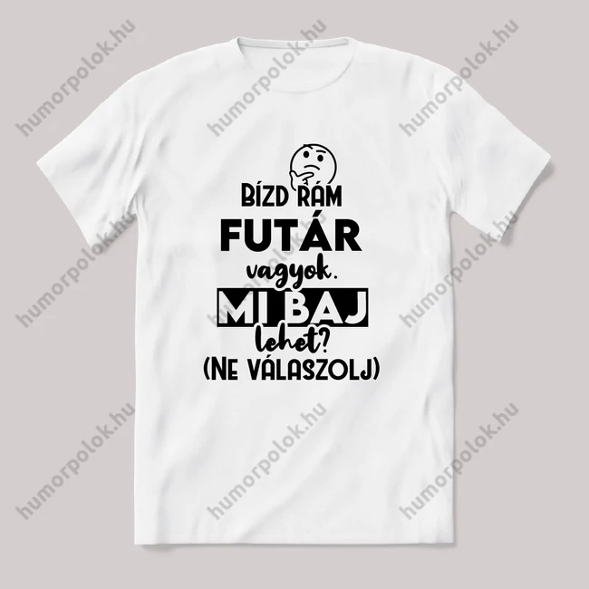 Bízd rám Futár vagyok, mi baj lehet? Fehér feliratos vicces szakmás póló.