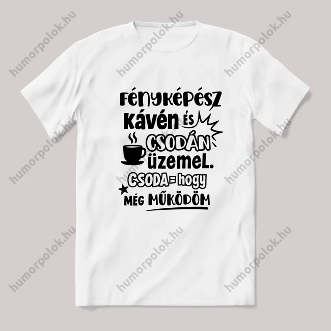 A Fényképész kávén és csodán üzemel. Fehér feliratos vicces szakmás póló.