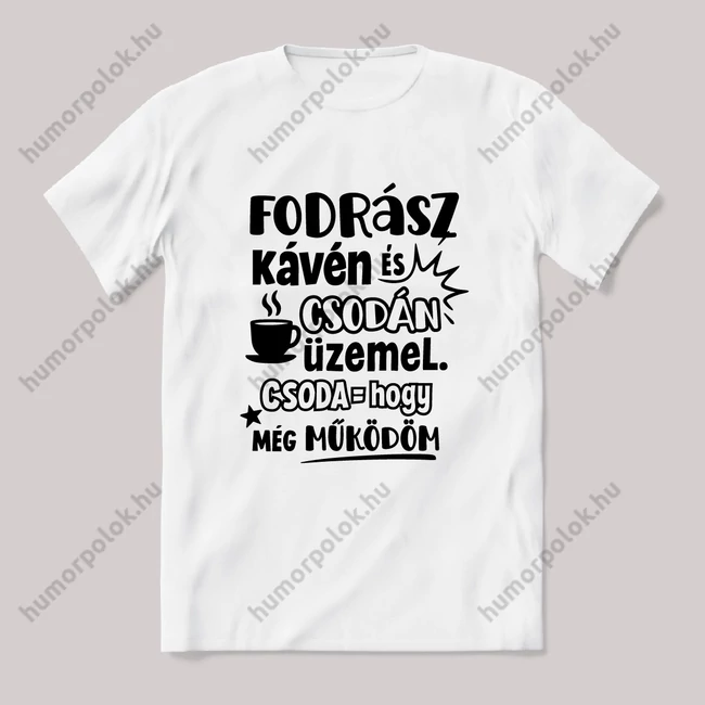 A Fodrász kávén és csodán üzemel. Fehér feliratos vicces szakmás póló.