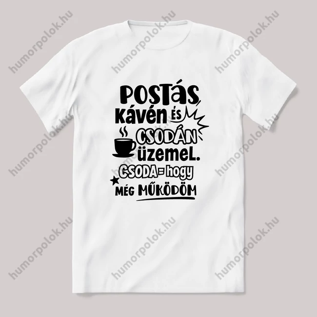 A Postás kávén és csodán üzemel. Fehér feliratos vicces szakmás póló.