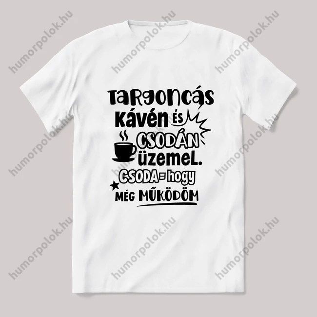 A Targoncás kávén és csodán üzemel. Fehér feliratos vicces szakmás póló.