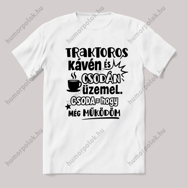 A Traktoros kávén és csodán üzemel. Fehér feliratos vicces szakmás póló.