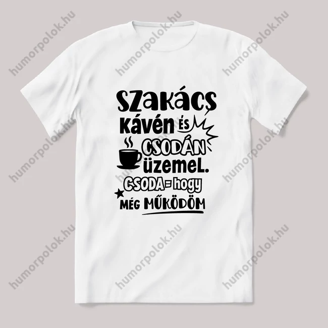 A Szakács kávén és csodán üzemel. Fehér feliratos vicces szakmás póló.