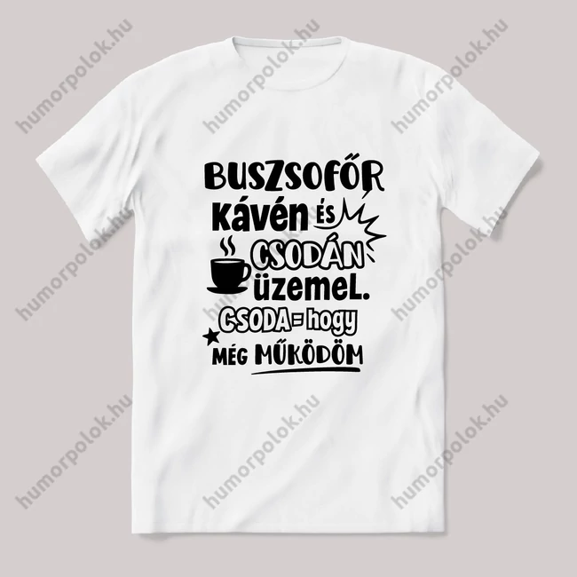 A Buszsofőr kávén és csodán üzemel. Fehér feliratos vicces szakmás póló.