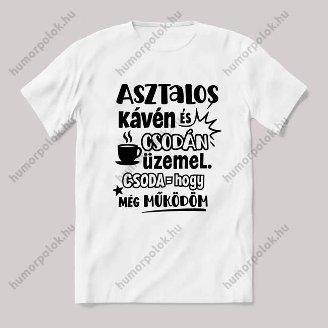 Az Asztalos kávén és csodán üzemel. Fehér feliratos vicces szakmás póló.