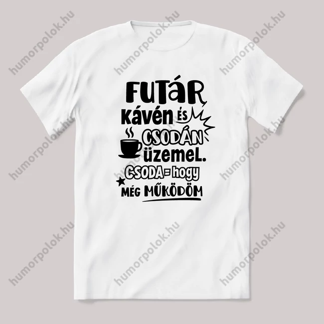 A Futár kávén és csodán üzemel. Fehér feliratos vicces szakmás póló.