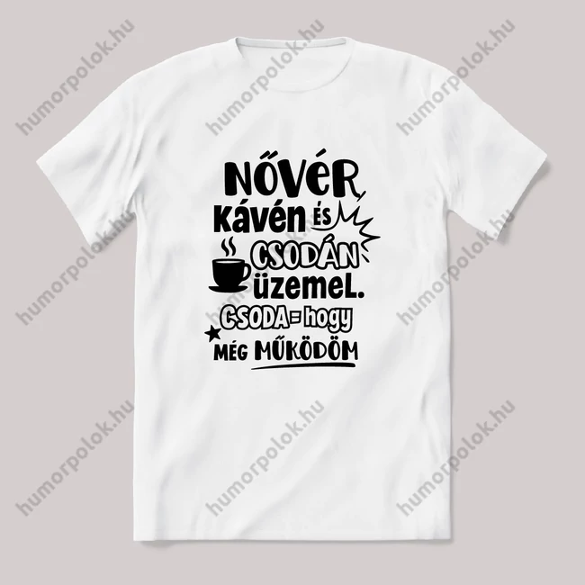 A Nővér  kávén és csodán üzemel. Fehér feliratos vicces szakmás póló.