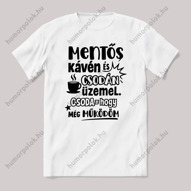 A Mentős kávén és csodán üzemel. Fehér feliratos vicces szakmás póló.