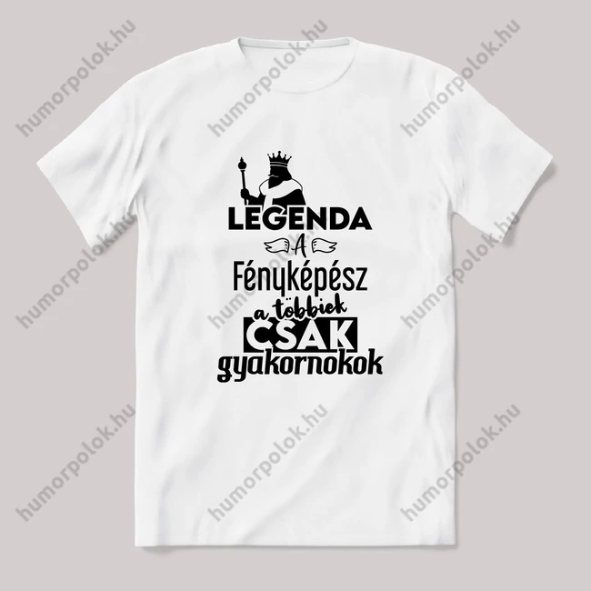 Legenda a Fényképész, a többeik csak gyakornokok. Fehér feliratos vicces szakmás póló.