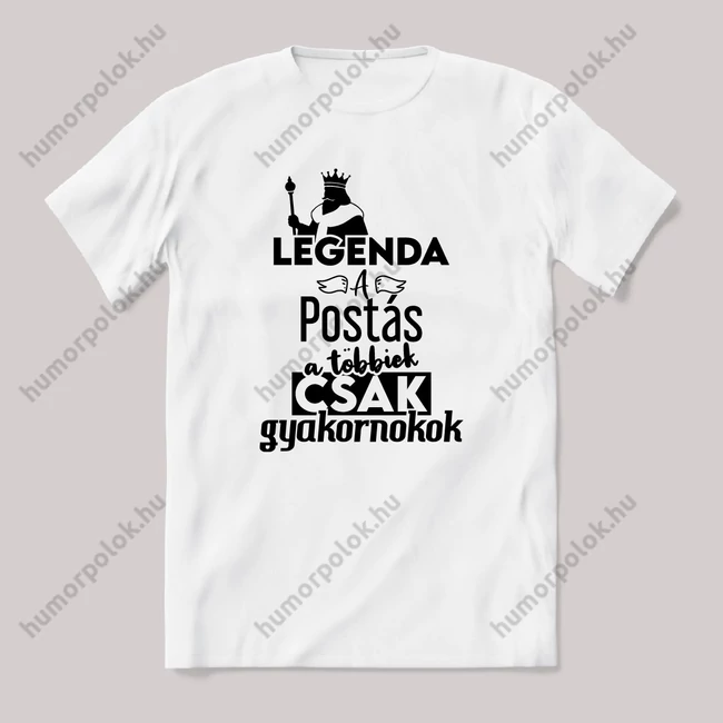 Legenda a Postás, a többeik csak gyakornokok. Fehér feliratos vicces szakmás póló.