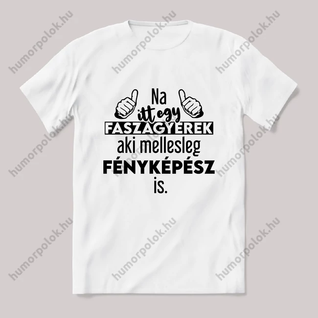 Na itt egy faszagyerek, aki mellesleg Fényképész is. Fehér feliratos vicces szakmás póló.