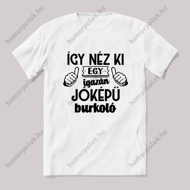 így néz ki egy jóképű burkoló. Fehér feliratos vicces szakmás póló.