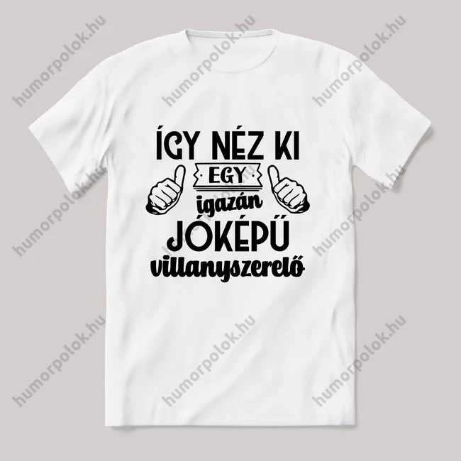 így néz ki egy jóképű Villanyszerelő. Fehér feliratos vicces szakmás póló.