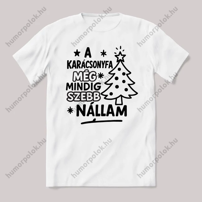 A karácsonyfa még minig szebb nállam. Fehér feliratos vicces karácsonyi póló.