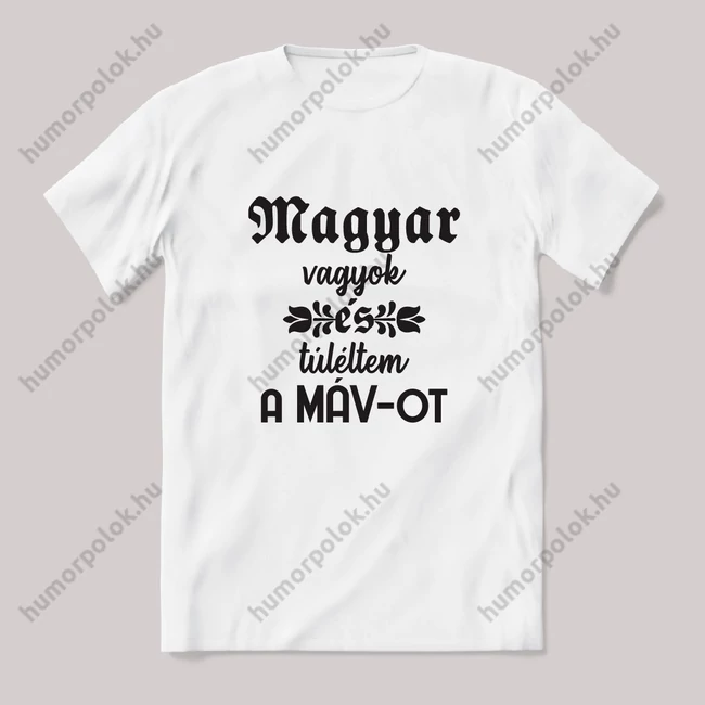 Magyar vagyok, túléltem a MÁV-ot. Fehér feliratos vicces magyaros póló.