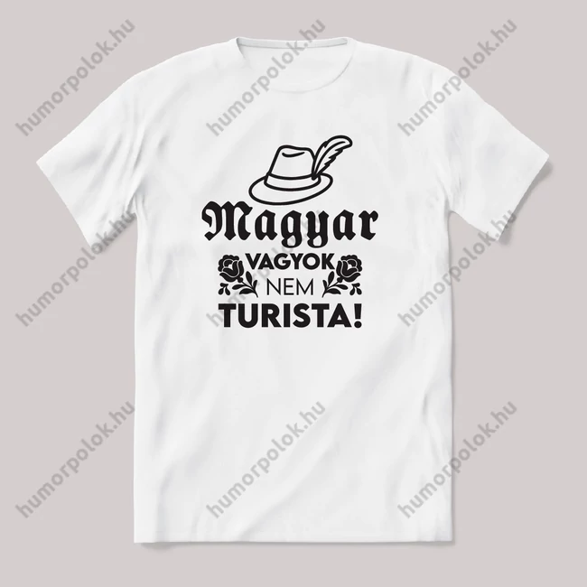Magar vagyok, nem turista. Fehér feliratos vicces magyaros póló.