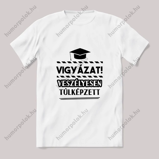 Vigyázat veszélyesen túlképzett. fehér póló