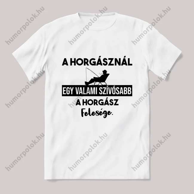 A horgásznál egy valami szívósabb, a felesége. Fehér póló