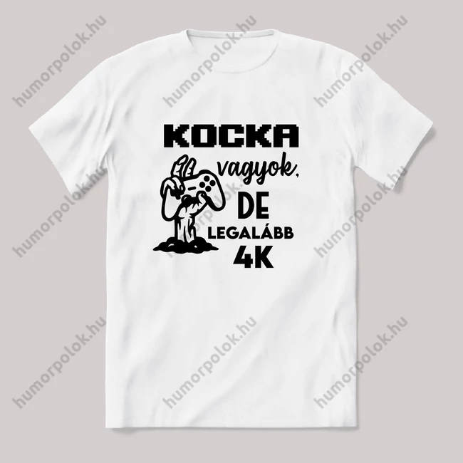 Kocka vagyok de legalább 4k. Feliratos vicces fehér gamer póló.